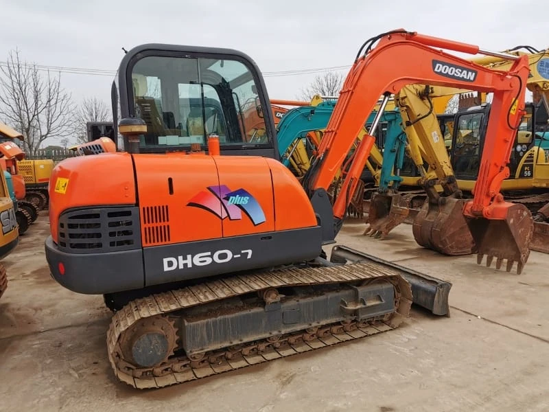 Excavadora Doosan DH60 usada y duradera para aplicaciones exigentes de trabajo pesado