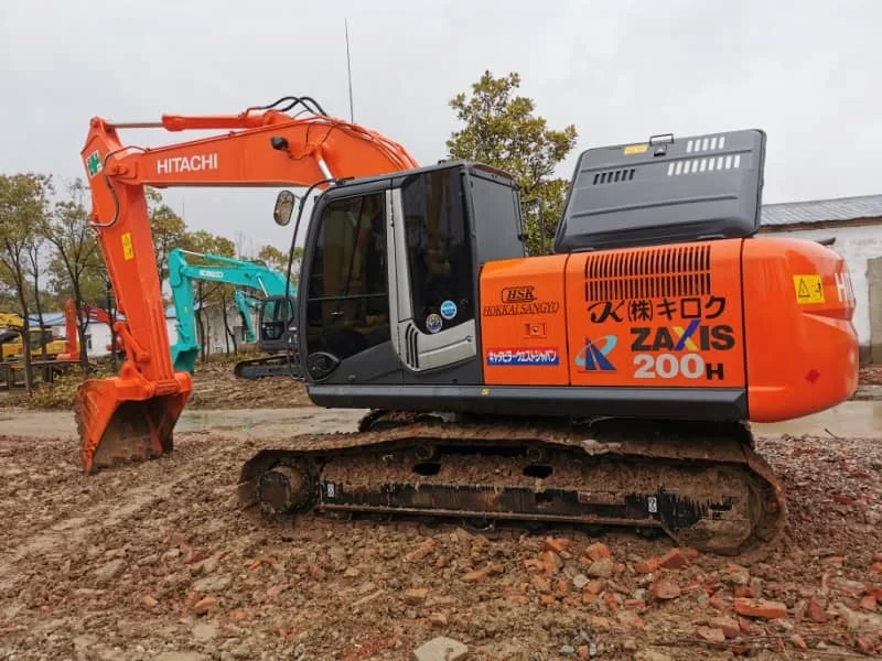 Excavadora Hitachi ZX200 usada con pocas horas de funcionamiento