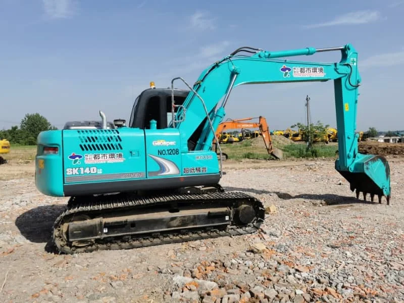Petite pelle hydraulique Kobelco SK140 d'occasion avec peu d'heures de fonctionnement