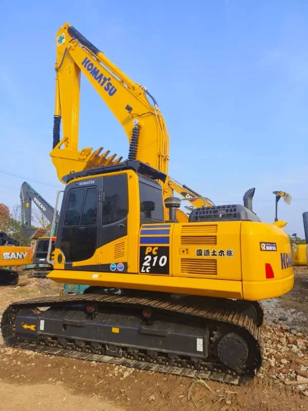 Excavadora Komatsu PC210 de 21 toneladas usada a la venta: excavadora hidráulica mediana y fiable.