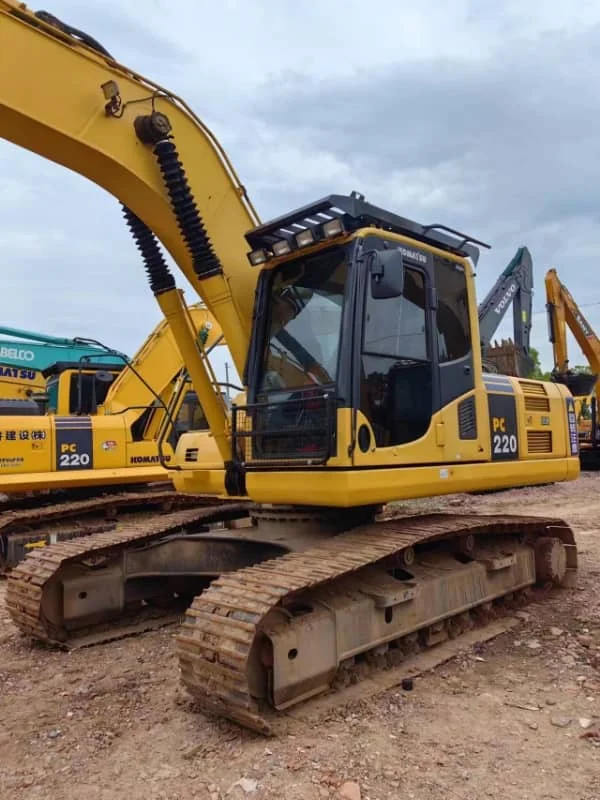 High-quality used Komatsu PC220 22-ton excavator for sale, well-maintained condition